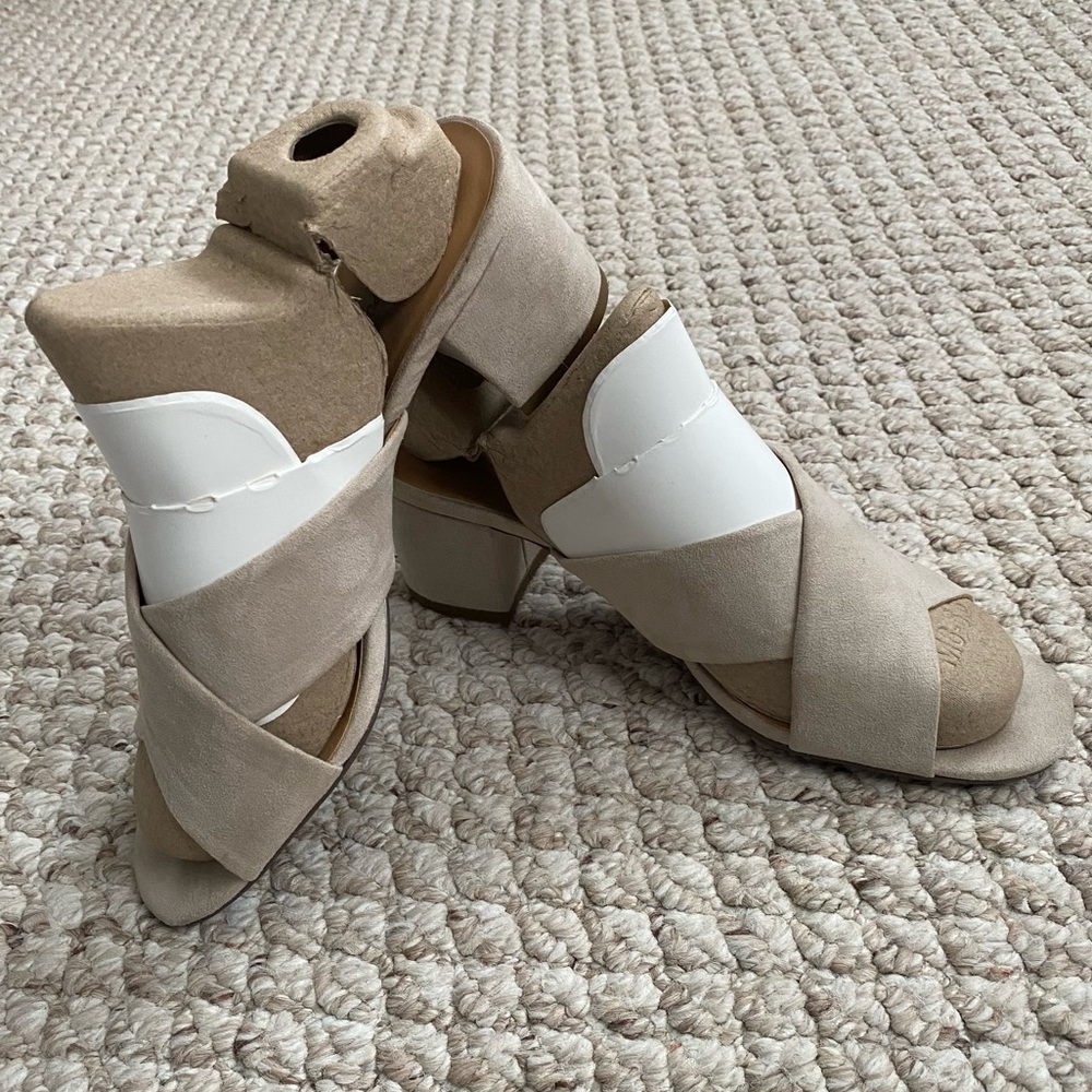 BANANA REPUBLIC LOW HEEL - SIZE 8 - Picture 6 of 8